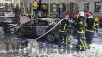 Нові деталі займання автомобіля в центрі Львова: фото та відео з місця подій 