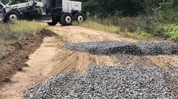 У Яворівській громаді деякі дороги засипають щебенем: перелік вулиць та громад