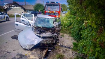 На Львівщині рятувальники витягували затиснутого в авто водія після ДТП з вантажівкою