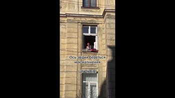 У центрі Львова чоловік відзначився оперним виконанням неаполітанської O sole mio з балкона (відео)