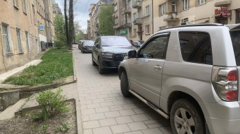 Львів’яни скаржаться, що тротуари на Чупринки повністю зайняті автомобілями