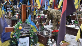 На Личаківському цвинтарі запалили свічки в пам’ять про загиблих воїнів