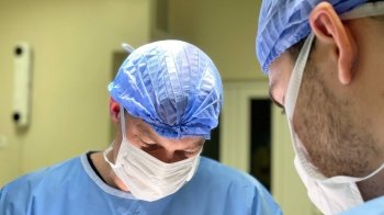 Хірурги оперують