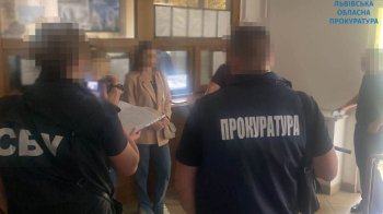 Підозрюють у хабарництві: на Львівщині правоохоронці «на гарячому» викрили митника