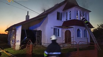 У Золочівському районі полум'я ледь не знищило гараж, будинок та літню кухню