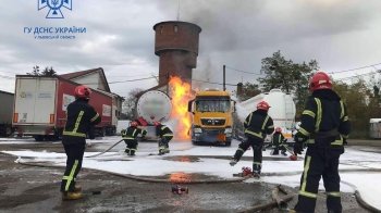 Біля Львова загорівся вантажний автомобіль: постраждало двоє водіїв (відео)