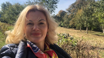 Катерина Кіт-Садова володіє акціями телерадіокомпанії «Люкс», яка у 2022 році виплатила їй майже 2,4 млн грн