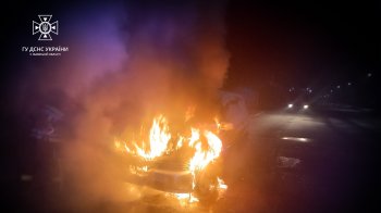Вночі у Червонограді небайдужий перехожий спробував загасити пожежу в позашляховику