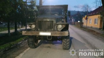 Під колесами вантажівки на Закарпатті загинула півторарічна дівчинка, поки її п’яна мама відволіклася (ВІДЕО)