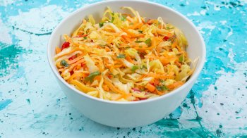 Салат з капусти на зиму: рецепт хрусткої закуски в банках