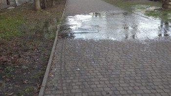 Озеро посеред пішохідної доріжки: львів’яни скаржаться на потужний витік води