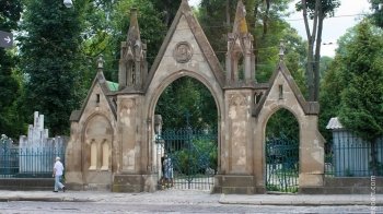 У Львові п’яний водій в’їхав у зачинену браму Личаківського кладовища