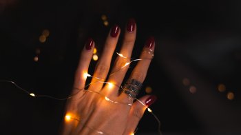 Новорічний манікюр 2026: ідеї, які точно захочеться повторити