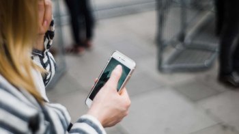 У львів'янки конфіскували телефон за оприлюднення чужої адреси у соцмережах