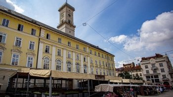 Працівницю Львівської міської ради звільнили через завищення ціни на житло