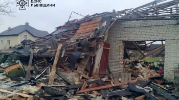 Зруйнована вибухом  літня кухня