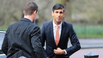 Прем'єра Британії Сунака оштрафували за непристебнутий ремінь в авто