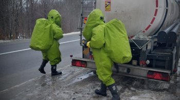На трасі біля Львова із залишеної водієм цистерни витікала соляна кислота