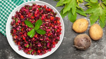 Класичний вінегрет: рецепт салату з буряка з олією і цибулею