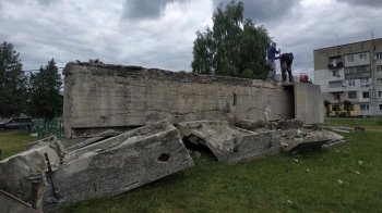 У Рава-Руській демонтовують радянський пам’ятник (відео)