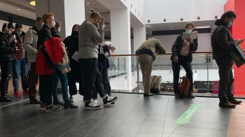 Як львів'яни стоять у черзі на вакцинацію: фоторепортаж з ТРЦ "Forum"