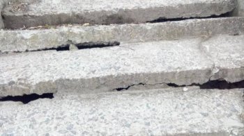 У Львові просять запобігти обвалу сходів: стало небезпечно ходити