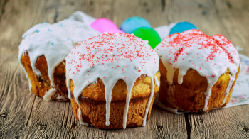 Укрзалізниця доставить українським захисникам одну тонну пасок до Великодня