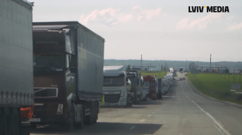 Заблоковані в черзі: водії вантажівок стоять тижнями на кордоні з Польщею