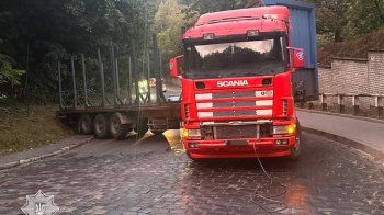 У Львові відновили рух дорогою, яку блокувала фура
