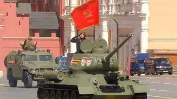 Танк їде по Москві