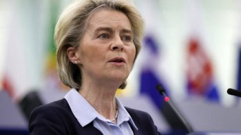 президентка Єврокомісії говорить на пресконференції