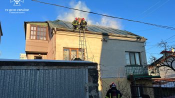 У Львові горів триповерховий житловий будинок (фото)