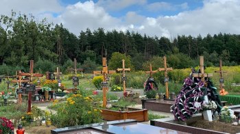 В Івано-Франківську на міському кладовищі запускають електросамокати: містяни обурюються