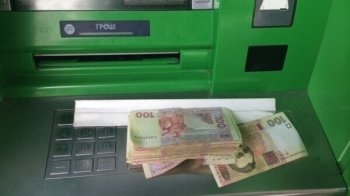 «Допомогла» зняти гроші: на Львівщині суд покарав росіянку за крадіжку біля банкомата