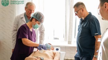 У Львівському онкоцентрі пацієнту видалили пухлину вагою 10 кг