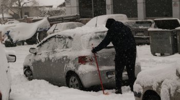 Снігопади паралізували дороги: як діяти, якщо авто пробуксовує