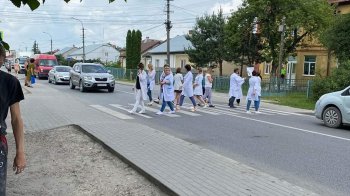 У Великому Любіні на Львівщині медики перекрили дорогу: борються проти свавілля директора поліклініки