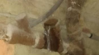 У Львові на вулиці Городоцькій вода з каналізації заливає укриття (фото)