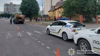Біля церкви в Шептицькому п’яний водій автокрана на смерть збив двох чоловіків