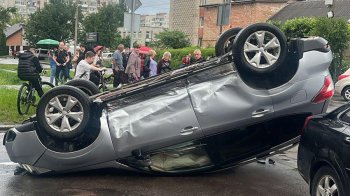 ДТП у Львові: авто перекинулося і травмувало жінку на переході