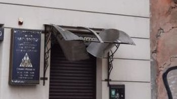 Становить загрозу для пішоходів: у Львові обвалився фасад балкона