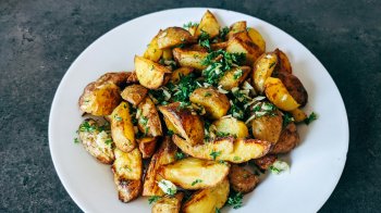 Картопля по-селянськи в духовці: простий рецепт із золотистою скоринкою