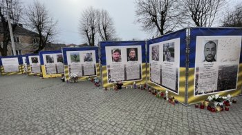 Мешканець Львівщини пʼяним помочився на банери з загиблими військовими: суд виніс вирок