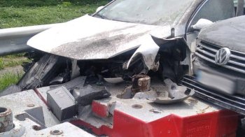 На Стрийщині під час руху з вантажівки випала бетонна плита і спричинила подвійну ДТП