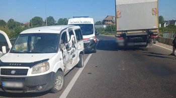 Виїхав на зустрічну смугу та зіткнувся з вантажівкою: деталі смертельної ДТП на виїзді зі Львова