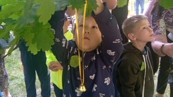 У Львові у парку повішали дзвіночки в пам’ять про дітей, які загинули від війни