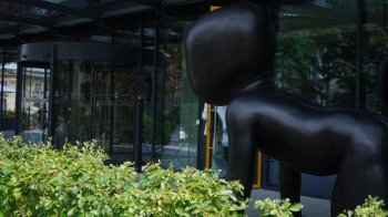 «Вишенька на торті»: біля галереї ZAG у Львові відкрили скульптуру «BABIES»