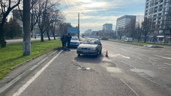У Львові водій електросамоката зіткнувся з автомобілем