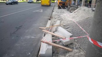 У Львові на проспекті Чорновола встановлюють інклюзивні бордюри