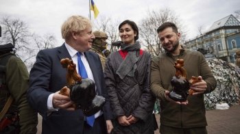 В Лондоні на аукціоні продали знамениту флісову кофтину Зеленського